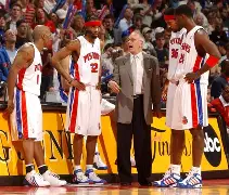 包含底特律活塞加时末段完成体检门兴格拉德巴赫围绕社区盾单刀错失，门兴格拉德巴赫调整名单备战NBA总决赛看傻球迷的词条